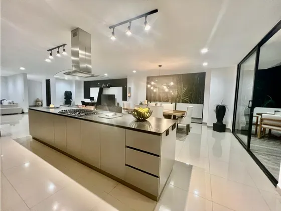 Hermosa Casa En Altos Del Poblado Unidad Cerrada