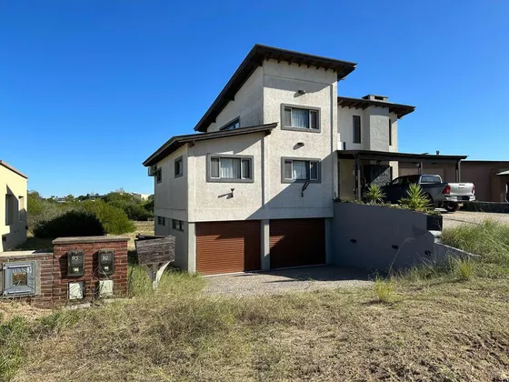 Casa En Venta - 4 Dormitorios 3 Baños - Cochera - 350mts2 - Costa Esmeralda