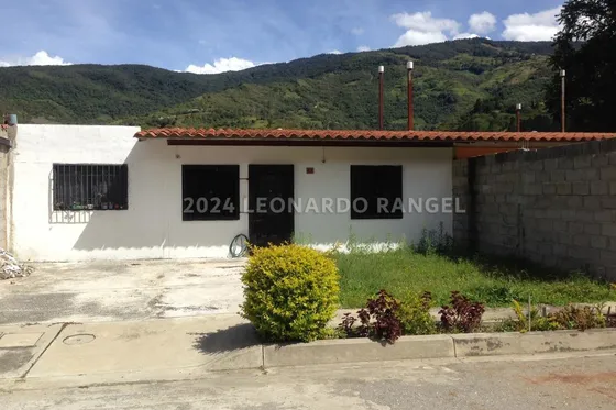 Se Vende Hermosa Casa En Tabay, Mérida (posibilidad De Ampliar Construcción) .