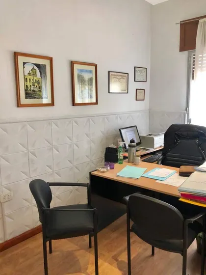Oficina En Venta En Zona Centro De Cuatro Ambientes 