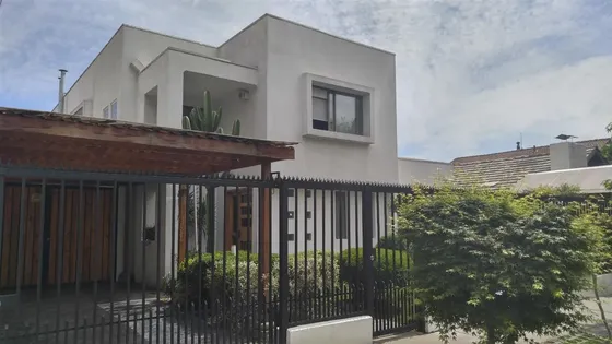 Casa En Venta De 5 Dorm 3 Baños Remodelada En Macul