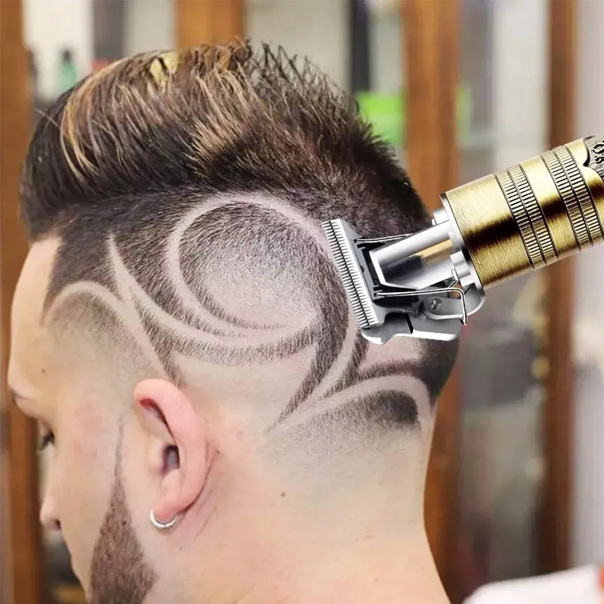 Patillera en uso para corte de barba Patillera Recargable Profesional en uso para corte de barba mostrando precisión y facilidad de manejo