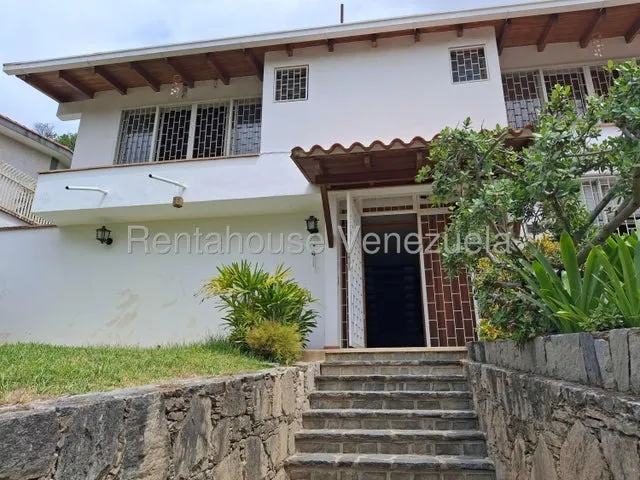 Cómoda Y Amplia Quinta De 3 Niveles, Con Jardín Delantero Y Trasero, El Trasero Con Amplia Zona Verde. Esta Ubicada En Calle Privada Y Tranquila, Sin Problemas De Agua. Vi Mls #25-19797