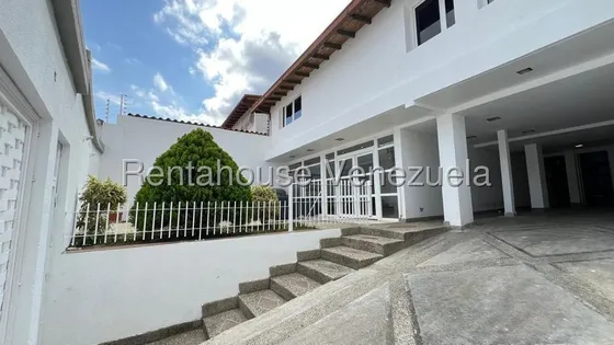 Agp Casa Moderna En Venta En Lomas De Prados Del Este, En Calle Cerrada 25-19479 Ys 