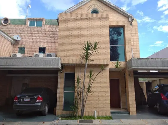 Townhouse En Venta Maracay La Cooperativa Resd Villas Baltico 23-4820