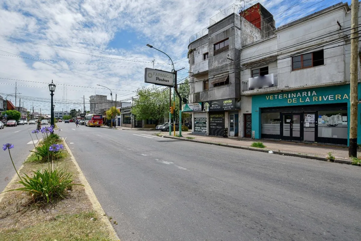 Local Comercial Sobre Av. Montevideo 95m2