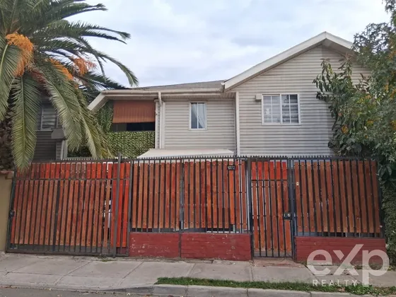 Casa Espaciosa En Venta De 5 Dorm. 4b En Maipú