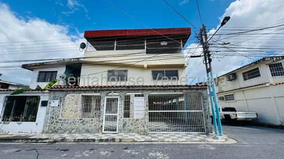Hermosa Casa En Venta De Tres Niveles En La Cascada La Victoria Estef 26-21783
