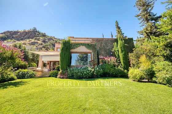 Casa Estilo Provenzal Con Gran Jardín 