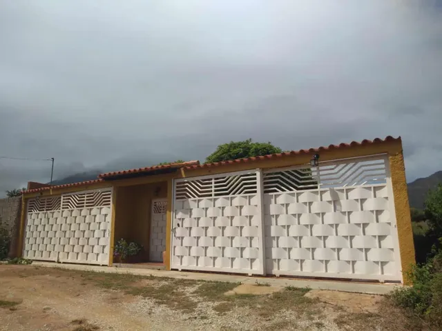 Conjunto Residencial Con 3 Apartamentos En La Mira Ic-00382