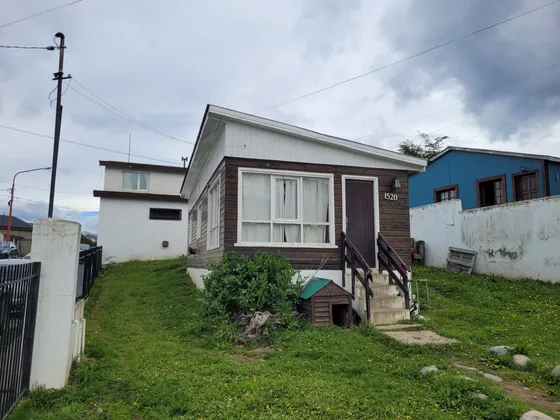 Casa En Venta En Ushuaia Con Local Y Departamento