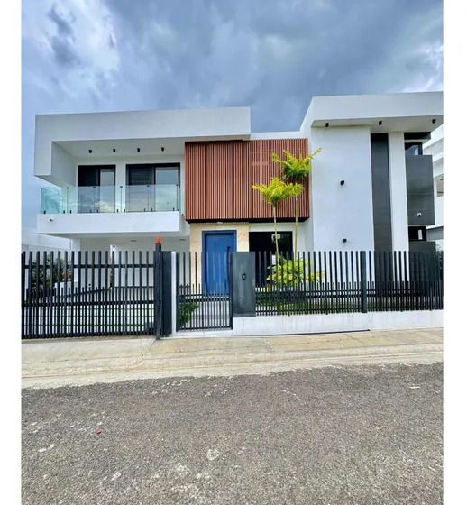 Lujosa Y Moderna Casa En Llanos De Gurabo