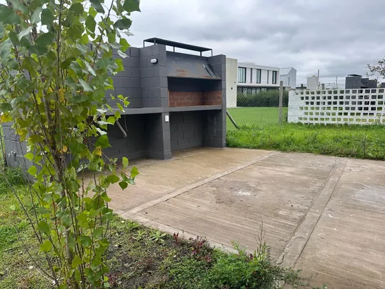 Casa En Barrio El Quimilar Duplex De 2 Dormitorios, Parrilla Cochera Y Jardin