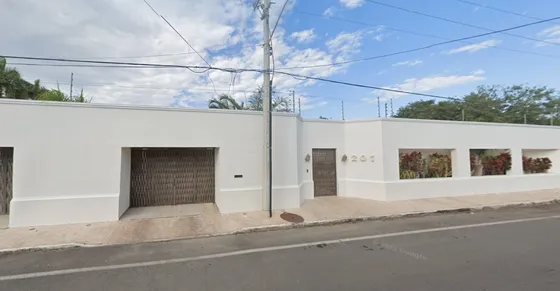 Casa En Venta Con Un Jardin Muy Amplio Y Alberca, Remate Adjudicado - C. 35 201, Benito Juárez Nte., 97119 Mérida, Yuc.