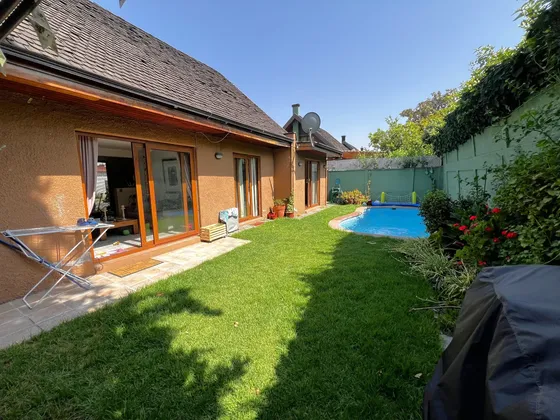 Casa De Dos Pisos En Condominio Con Piscina Y Sauna