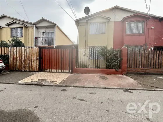 Casa En Venta De 2d, 1b Y Estacionamientos En Puente Alto