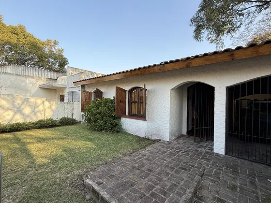 Chalet Con Amplio Jardin Y Quincho En José Marmol