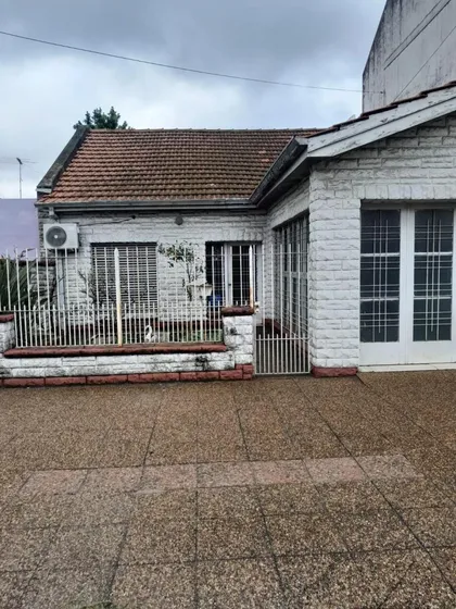 Casa En Venta - 3 Dormitorios 2 Baños - Cochera - 170mts2 - Remedios De Escalada, Lanús