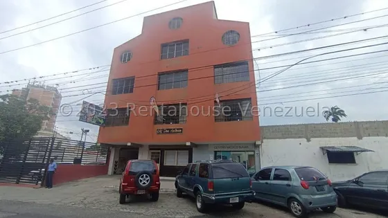 Raiza Suarez Vende Oficina En El Centro De Barquisimeto,-2  4  1  8 3 6 8- Super Conservada, Acogedora, Buena Zona Transitada, Posee Baño, Luz Natural, Puesto  De Estacionamiento, Y Demás Bondades....