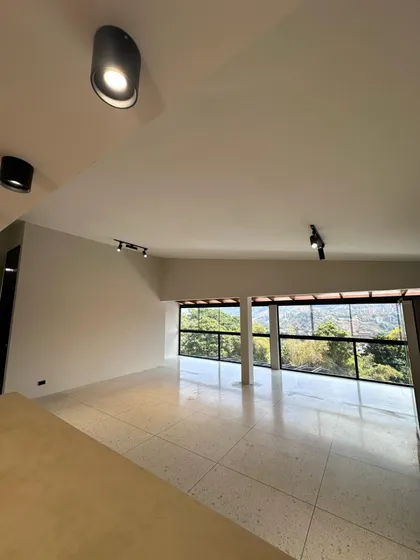 Alquilo Casa Comercial En La Trinidad Remodelada 