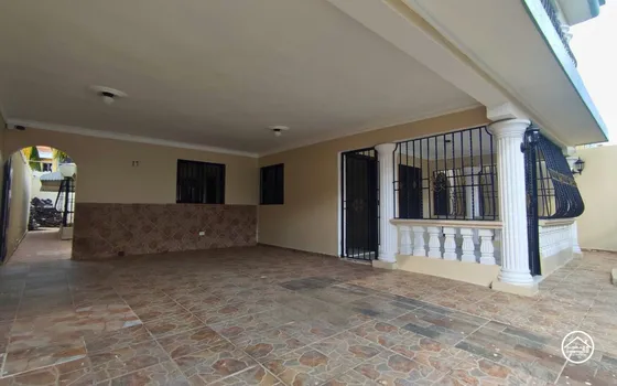 Casa Familiar De 4 Habitaciones, Próxima A La Arena De San Isidro. 