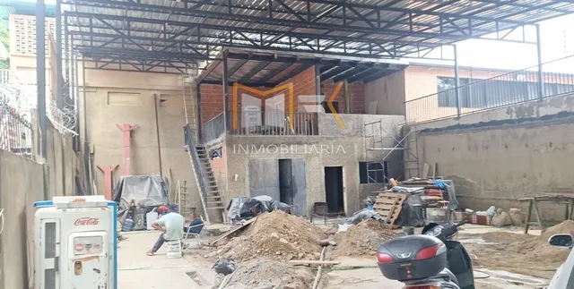 En Alquiler  Local / Galpón De 400 Metros Ubicado En La Urbanización Los Chaguaramos  A Pie De Calle 