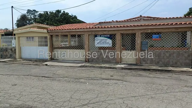 Casa En Calle Cerrada Con Portã³n Elã©ctrico Para Remodelar Con Excelentes Espacios Como Sala Comedor, Sala De Estar, Biblioteca Con Estar, Amplia Cocina Con Tope De Granito, Gabinetes En Madera