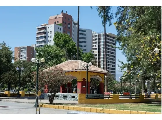 Frente A Plaza Ñuñoa / Humberto Trucco