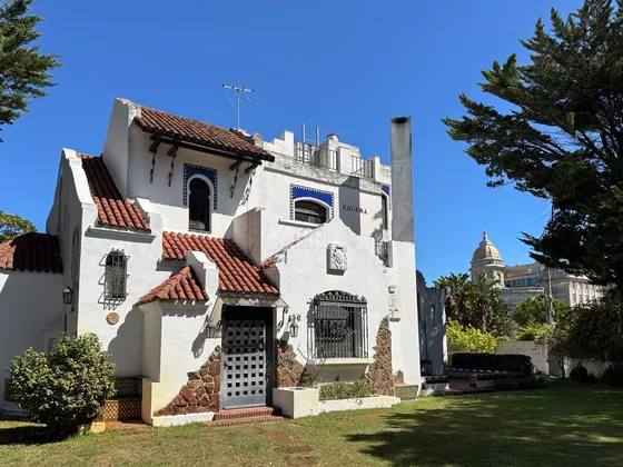 Emblemática Esquina En El Casco De Carrasco