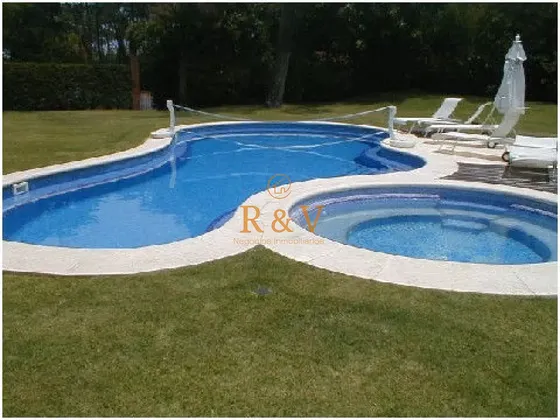 Hermosa Casa Con Muy Buen Parque Escucha Oferta Y Financia A Largo Plazo