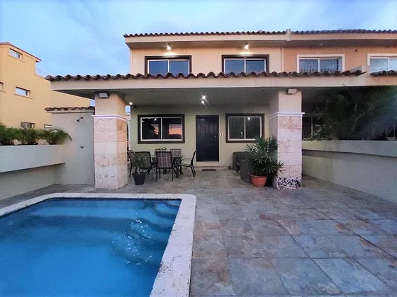 Casa En Venta En Lechería. Casa Bote C