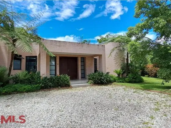Casa Moderna , Bastante Iluminada, Lindo Jardin.(mls#240891)