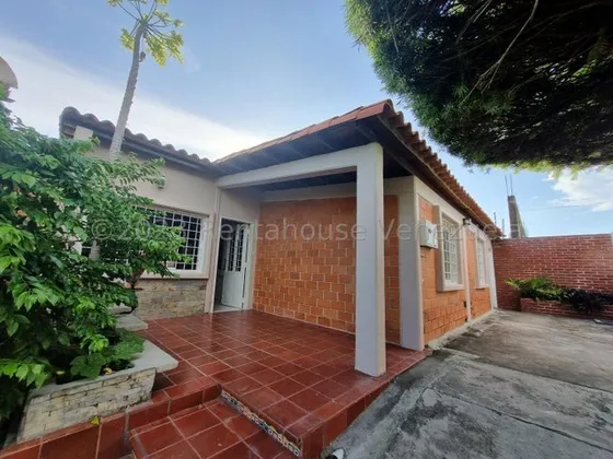 Dennymar, Vende Linda Casa En Urbanismo Cerrado En Cabudare De Dos Plantas Posee 4 Habitaciones 3 Baños Espacios Muy Agradables Y Todos Los Servicios Basicos B4a9182                                   