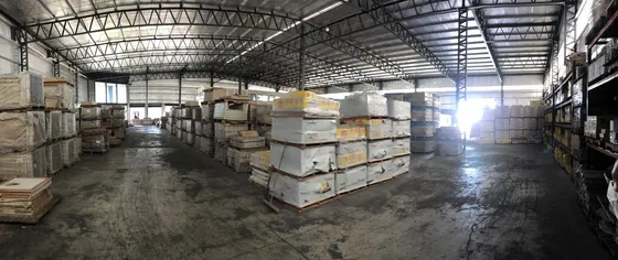 Excelente Deposito En Quilmes Con 3 Frentes. Acceso Directo Hacia La Zona Sur De Amba.