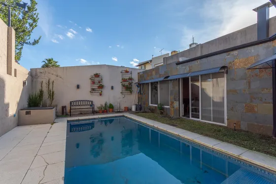 Casa Minimalista En Venta En Olivos, 3 Dormitorios En Suite.