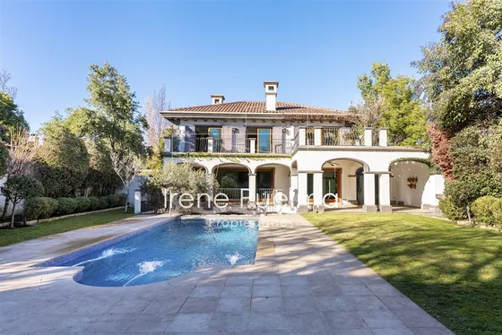 Casa En Arriendo De 6 Dorm. En Lo Barnechea