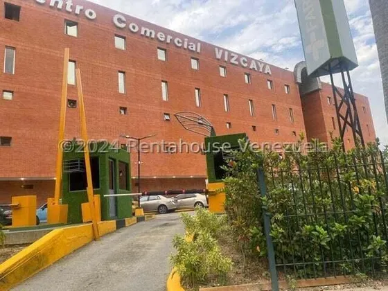 Amplio Local Comercial En Alquiler En El C.c. Vizcaya 