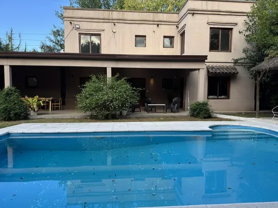 Casa De 3/4 Dorm Con Parque Y Pileta Apta Banco - 446 Y 21d - City Bell