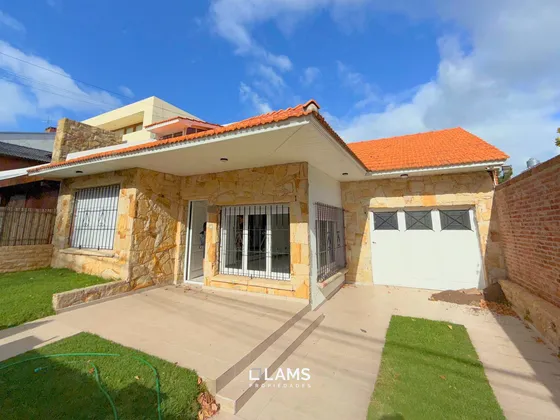 Venta Casa 4 Ambientes Con Patio Y Cochera - Zona Chauvin