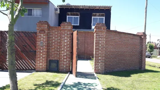 Casa En Venta - 2 Dormitorios 1 Baño - Cocheras - 465mts2 - Los Hornos, La Plata