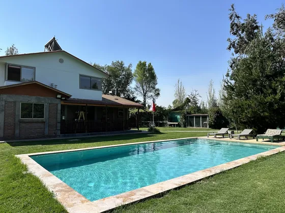 Casa Con Hermoso Jardín En Condominio 