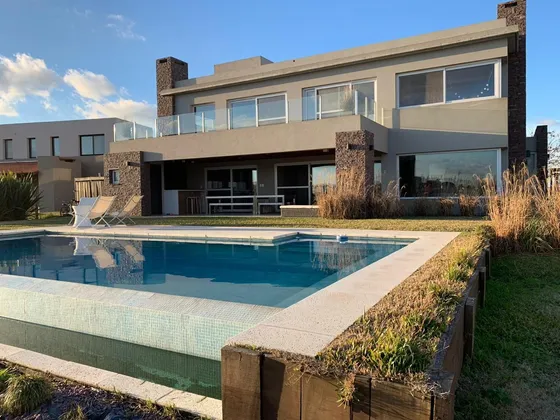 Venta Casa De 8 Ambientes 5 Baños Impecable Detalles Optimos