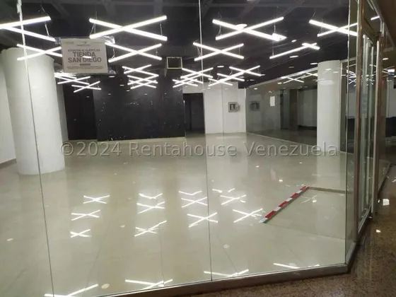 Jv Alquila Gran Local Comercial En Zona Residencial Activa, Ideal Para Abrir Una Tienda O Servicio Que Beneficie A La Comunidad Local. 24-15694