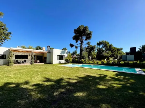 Casa En Venta - 3 Dormitorios 3 Baños - 800mts2 - Miramar