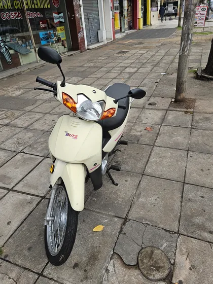 Motor 110 Versión 100% Automática,tipo Scooter. 2200 Km.