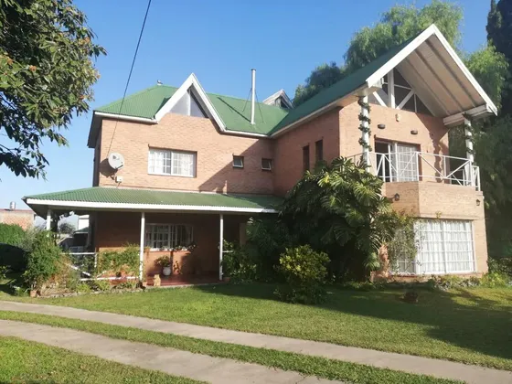 Casa En Venta - 4 Dormitorios 3 Baños - Cochera - 2.200mts2 - Florencio Varela