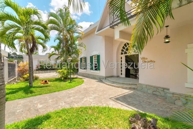 Casa En Venta En Prados Del Este 847 Mtrs2 De Terreno Y 560 De Construccion Calle Cerrada . Mls# 25-20594 Francis Zeppieri