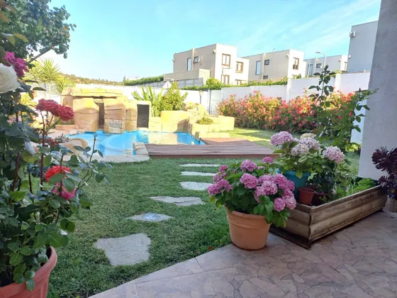 Moderna Casa Con Gran Patio En Condominio