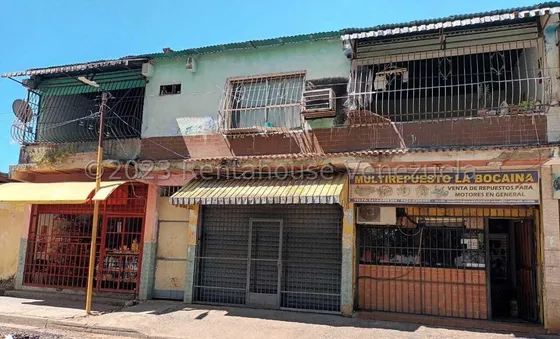 Casa Comercial Con Alto Trafico De Clientes, Ubicada En La Av. Principal De La Bocaina, Cuenta Con 2 Locales Comerciales Independientes Con Sus Santamarias., Uno De Los Locales Con Habitación