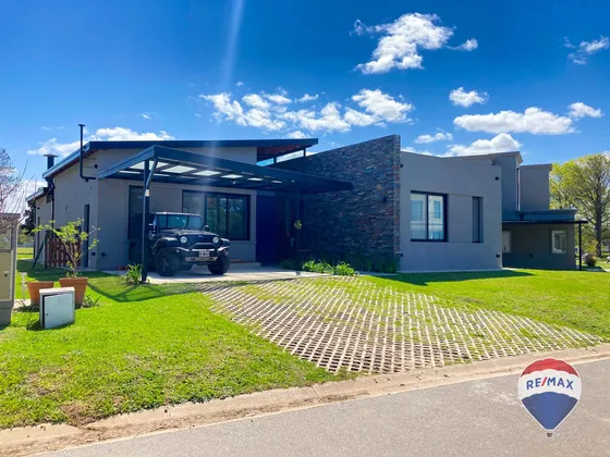 Casa 5 Ambientes En Venta En Ezeiza, Patio Ingles 